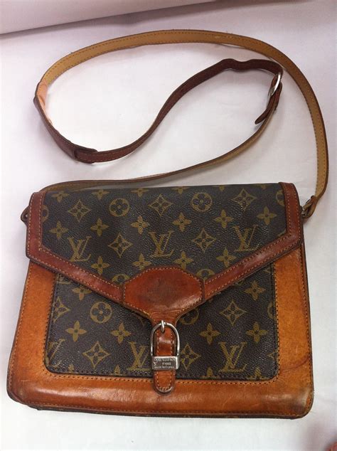 vintage lv slingbag|Louis.